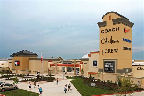 outlet mall near me use my location.